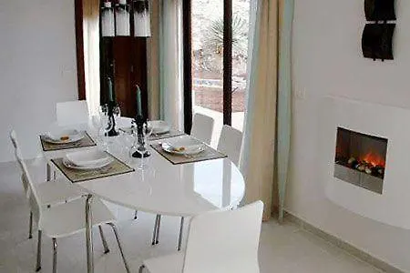 Casa Sevilla Mit Hellem Wohnbereich Und Terrasse Guía de Isora